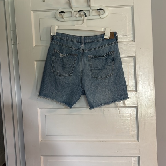 American Eagle Distressed Blue Denim Baggy Mom Shorts Women Shorts - Picture 2 of 4